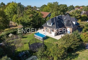 Zukunftssicheres Raumwunder: Modernes Ein- bis Zweifamilienhaus mit Energieeffizienz A+ in ruhiger Anliegerstraße