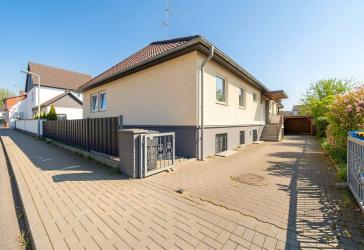 BUNGALOW MIT 6 ZIMMERN & eigenem Garten mit gemütlicher Terrasse