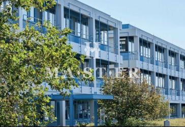 Modern geschlossenes Bürokomplex zu vermieten