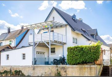 Schick sanierte Doppelhaushälfte zentral & ruhig - Balkon über der Acher mit Hornisgrindeblick