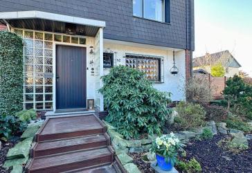 Wohnkomfort auf mehreren Ebenen: Reihenendhaus mit Garten & Garage