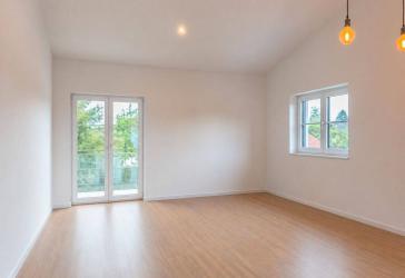 Neuwertige 3-Zimmer-Dachgeschosswohnung mit TG-Stellplatz im schönen Otterfing