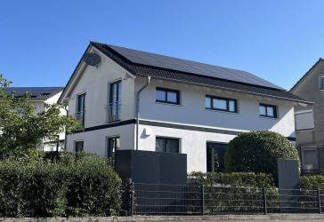 Ein Zuhause zum Ankommen und Wohlführen – modernes Einfamilienhaus mit Photovoltaikanlage und Batteriespeicher in zentraler Lage
