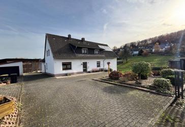 Bauernhof mit angrenzenden Grünflächen inkl Bachlauf