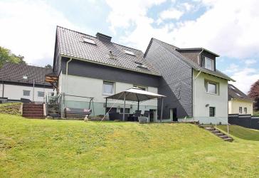 Großzügiges Zweifamilienhaus mit schönem Gartengrundstück und vielseitigen Nutzungsmöglichkeiten