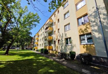 Singlehit mit Balkon: Sanierte 2-Raum-Wohnung in ruhiger Lage von Merseburg-Süd