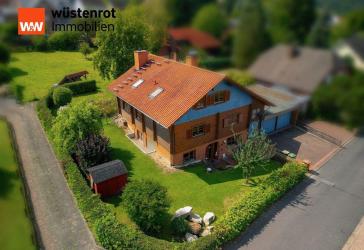 +++ Wunderschönes und einzigartiges Blockhaus mit 2 Garagen auf ruhigem Südgrundstück +++