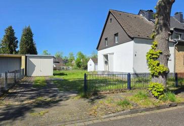 Kleines Einfamilienhaus auf großem Grundstück
