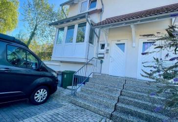 Moderne Doppelhaushälfte mit Blick auf Weinreben in Weinheim-Lützelsachsen