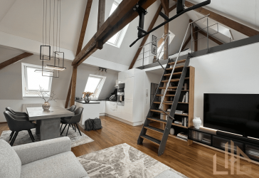 Lichtflutete DG-Wohnung mit ausgebautem Studio in zentrumsnaher Lage
