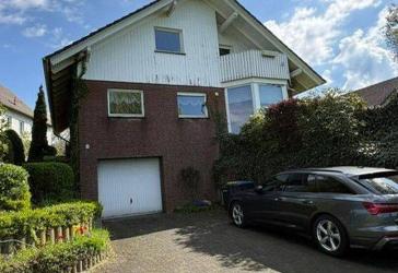Freistehendes Einfamilienhaus mit Garage, Terrasse, Balkon und großem Garten