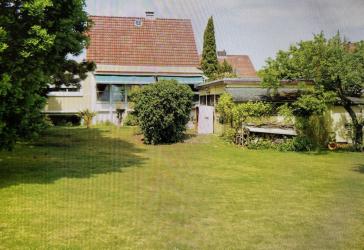 Großzügiges Wohnhaus in westlichem Stadteil von Göttingen mit großem Garten zum Süden und Fernblick, 3 Garagen