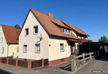 Großzügiges Einfamilienhaus mit großem Grundstück, zwei Garagen und Photovoltaikanlage in ruhiger Lage von Hohnstedt