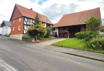 Zweifamilienhaus mit Scheune und großem Garten in Germerode - denkmalgeschützt