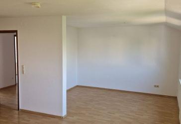 Geräumige 4-Zimmer-Wohnung im Dachgeschoss zu vermieten