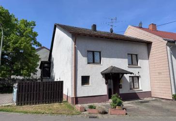Leidingen: Einfamilienhaus mit 120 m² Wohnfläche, 100 m² Ausbaupotenzial und Garten