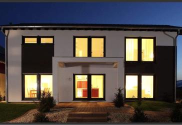 EIN HAUS VON SEINER SCHÖNSTEN SEITE