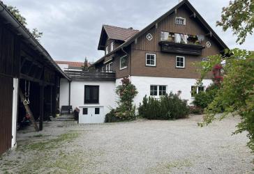 VIELSEITIGES MEHRFAMILIENHAUS MIT GEWERBEMÖGLICHKEIT UND AUSBAUPOTENZIAL