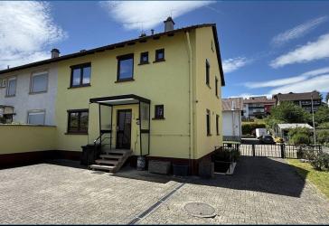 Einfamilienhaus DHH mit Hobbyraum, Garage, Carport und großem Garten! **provisiosnsfrei**
