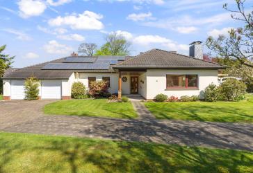 Attraktiver Bungalow auf tollem Grundstück mit ausgebautem Dachgeschoss, Wintergarten und Doppelgarage