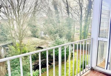 Wohlfühlen!! Helle 2 Zi. mit Balkon zur Gartenseite!