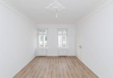 Helle 2-Zimmer-Wohnung mit Altbaudetails und ruhigem Balkon