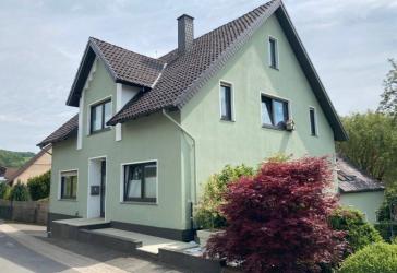 Großzügiges ein oder mehr Familienhaus mit Bach im Garten