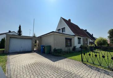 Einfamilienhaus mit großem Eigentumsgrundstück und gepflegtem Außenbereich