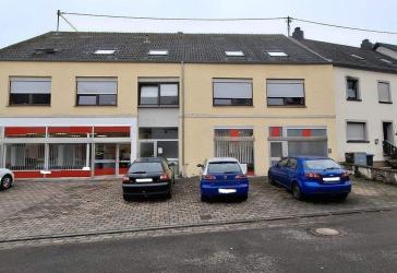 Renditestarkes Wohn- und Geschäftshaus- voll vermietet mit KFZ-Stellplätzen und Garten in guter Ortslage in Kell am See