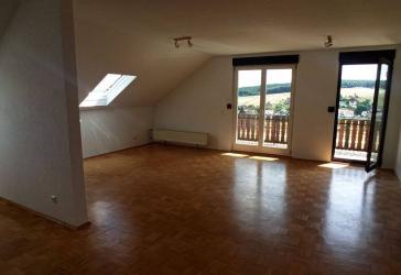 Großzügiges Wohnen mit Rhönblick: Gepflegte 3-Zimmer-DG-Wohnung in Fulda