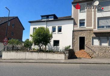 Bezugsfreies, geräumiges Einfamilienhaus mit Garten, Garage und Nebengebäude
