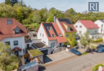 Moderne Doppelhaushälfte mit Pool in Güntersleben