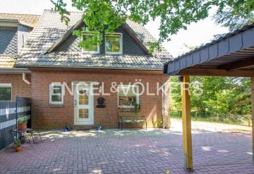 Familienfreundliche Doppelhaushälfte mit ausgebautem Dachgeschoss und großzügigem Grundstück