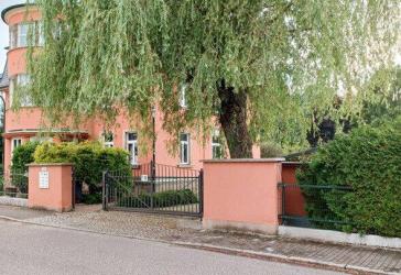 Stilvolle 3-Raum-Wohnung in repräsentativer Fabrikantenvilla in Thalheim zu vermieten!