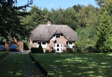 Idyllisches Anwesen mit Waldgrundstück bei Husum