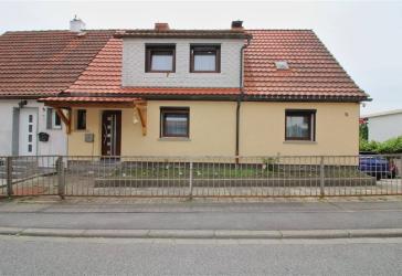 Viel erneuert, viel Platz - Doppelhaushälfte mit großem Garten, Garage & Kamin