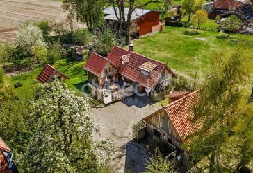 Liebevoll gestaltetes Ensemble mit über 200 m² Nutzfläche und ca. 2 ha Wald.