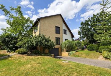 Modernes Wohnduo in Reinbek: Kernsaniertes Einfamilienhaus mit Einliegerwohnung