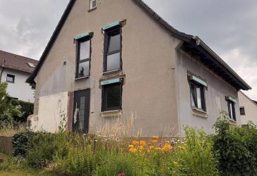 Einfamilienhaus mit Doppelgarage – Teilrenoviert mit großem Potenzial