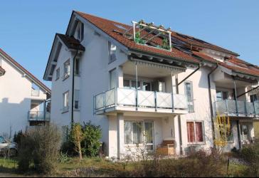 *** Solide vermietet + viel Potenzial: 3,5-Zi.-Wohnung mit Terrasse & Gartenanteil ***