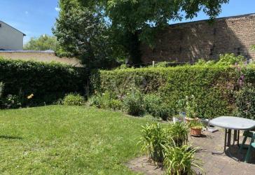 Sanierte Hochparterre-Wohnung mit kleinem Gartenanteil