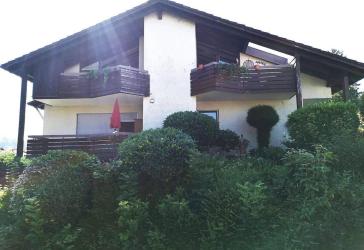 Zur ANLAGE (4,0%): Renovierte 1-Zi.-OG-Whg. mit großem Balkon, EBK und Kfz-Stellplatz