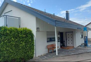 Einfamilien-Haus mit viel Wohnfläche + 3 Garagen in Aussichtslage