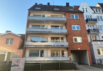 Solides Mehrfamilienhaus mit 9 Wohnungen + 8 Garagen auf 596 m² Eigenland in Lübeck- St. Lorenz-Nord