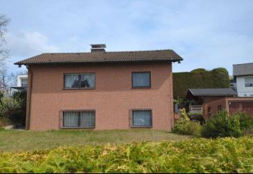 Renovierungsbedürftiges Einfamilienhaus mit Garten und Garage in Waldbröl zu verkaufen.