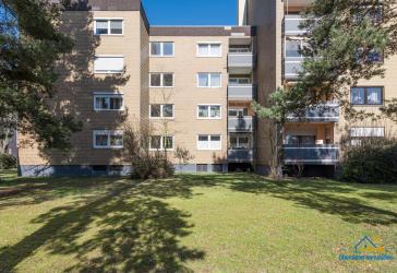 Gut geschnittene 2-Zimmer-Wohnung mit Einbauküche, Loggia und Garage