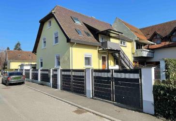 Platz für eine große Familie! Modernisiertes Zweifamilienhaus mit kleinem Garten und großem Hof