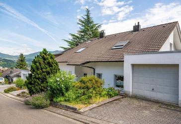 **Reihenendhaus mit Split-Level-Architektur, Terrasse, Garten und Garage in begehrter Lage**