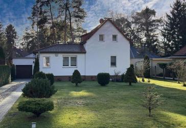 Charmantes Einfamilienhaus auf großzügigem Grundstück mit Doppelgarage & Pool