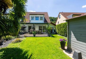 Familienfreundliche Doppelhaushälfte mit ausgebautem Dachgeschoss, Garten & Carport
